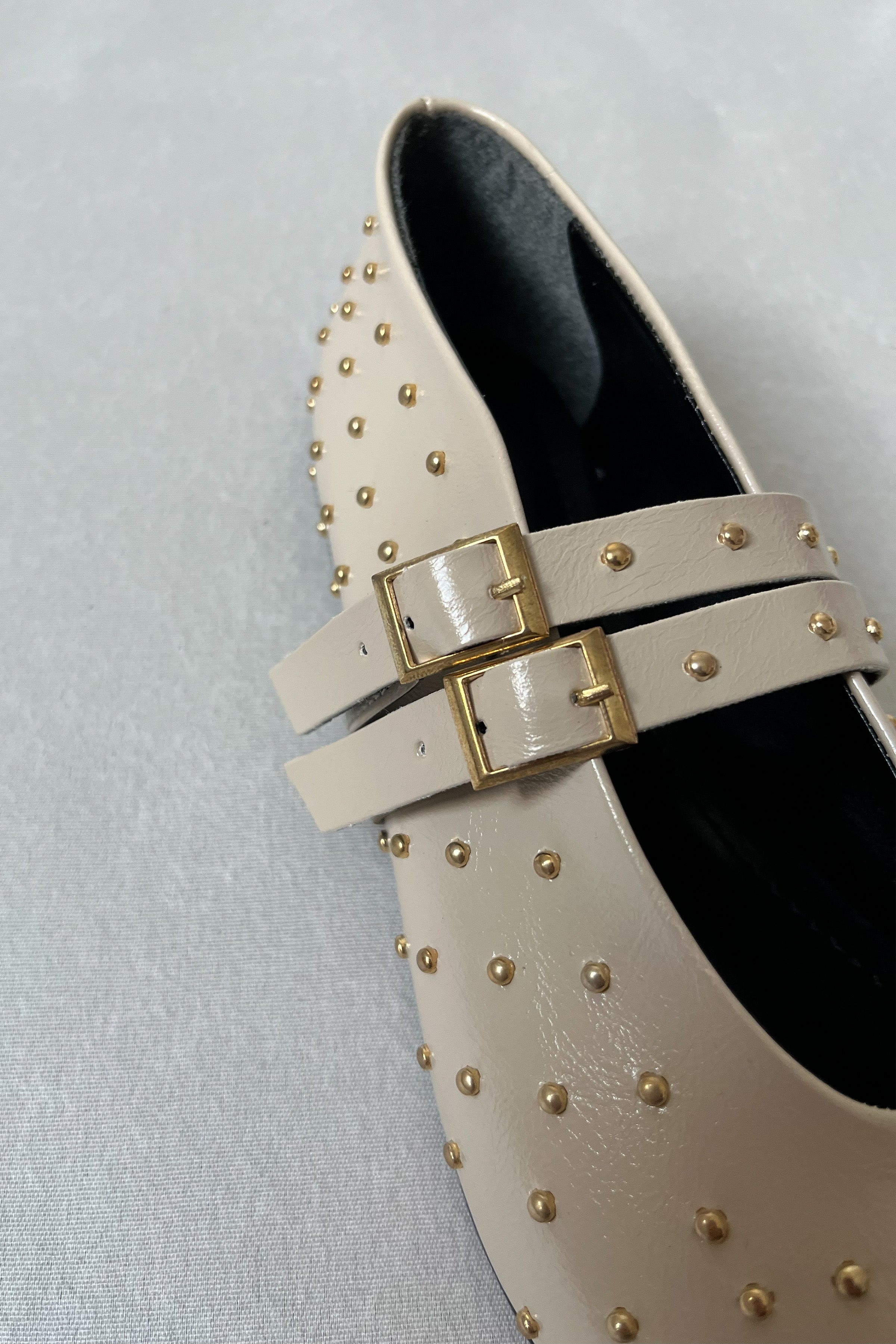 Kadın Zımbalı Çift Tokalı Babet Nora - Bej